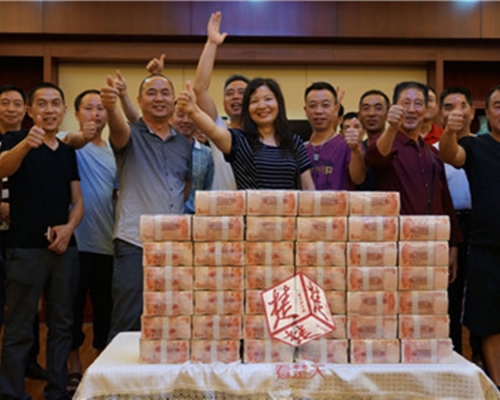 31位中獎者站在584萬元現金前合照。