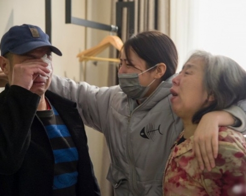王新元走出看守所,這是時隔8個月後王新元、趙印芝和女兒再次團聚,一家人相擁而泣。(網圖)