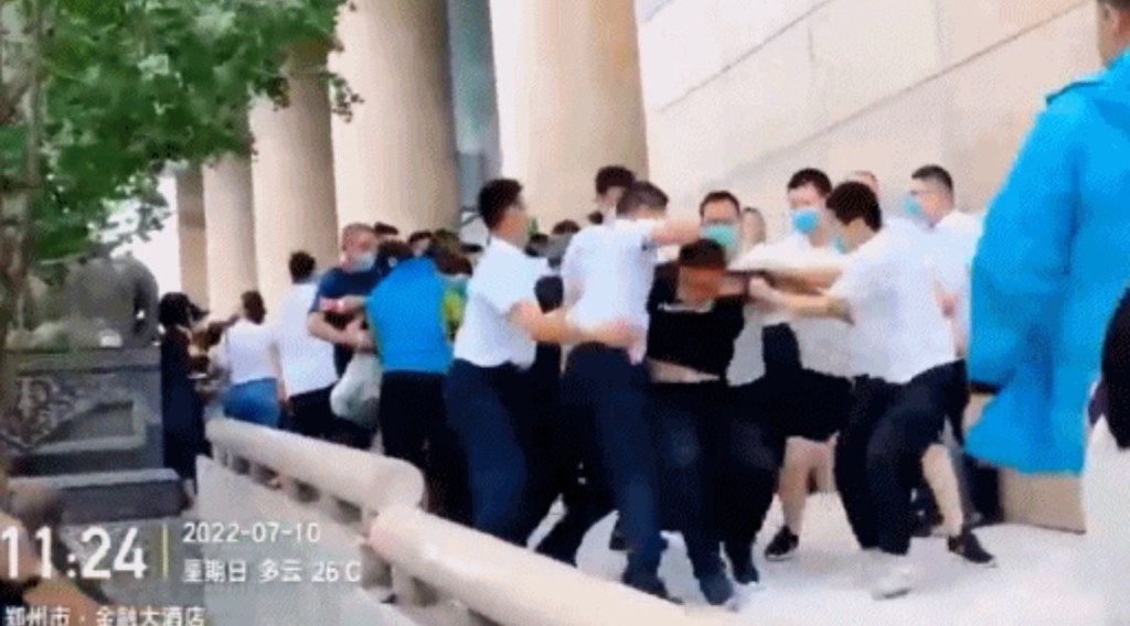 图片可见双方发生流血冲突。网图