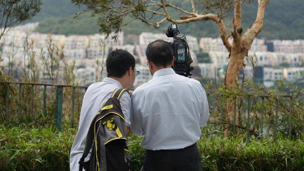 資深結構工程師廖育成(右)指紅山半島獨立屋若挖空擋土牆或在下面僭建,會影響斜坡及建築物的穩定性。吳艷玲攝