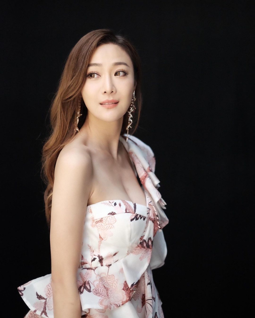 2020年3月，朱智賢被指與有婦之夫黎振燁合作拍攝劇集《食腦喪Ｂ》疑因飾演情侶而日久生情。