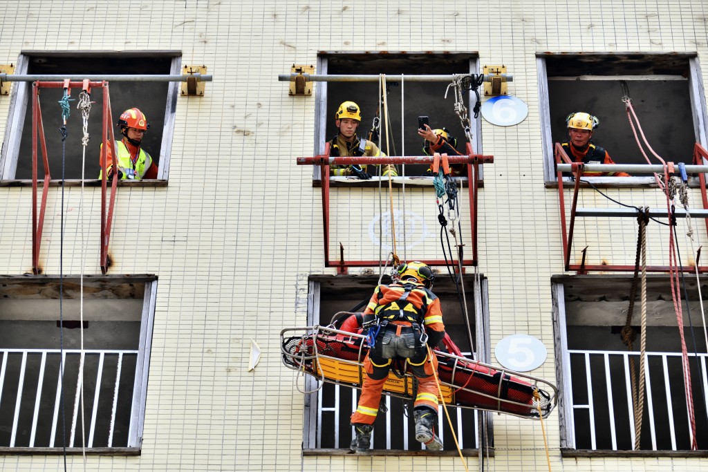 「城巿建筑高空绳索救援」模拟一层高层建筑因地震而倾斜，楼内有多人被困。卢江球摄