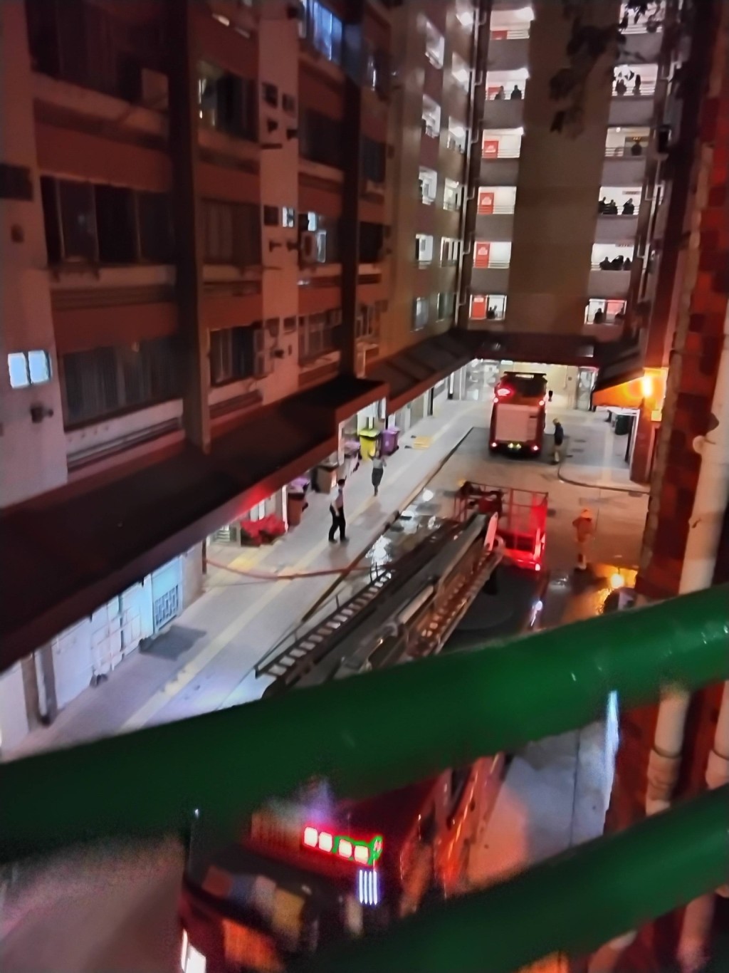 消防到場出動一條喉及一隊煙帽隊灌救。網上圖片