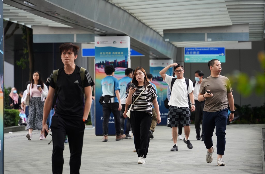 他又指公務員作為政府的一份子,除了是普通市民,更肩負著支持政府施政的責任。 他又指公務員作為政府的一份子,除了是普通市民,更肩負著支持政府施政的責任。