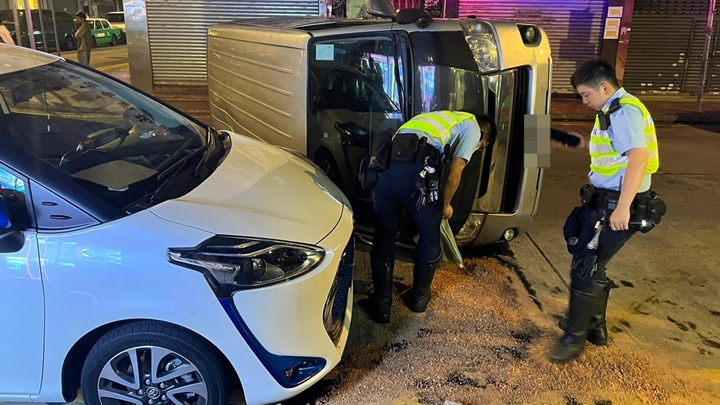 貨Van翻側並撞向停泊在路邊的另一輛私家車。