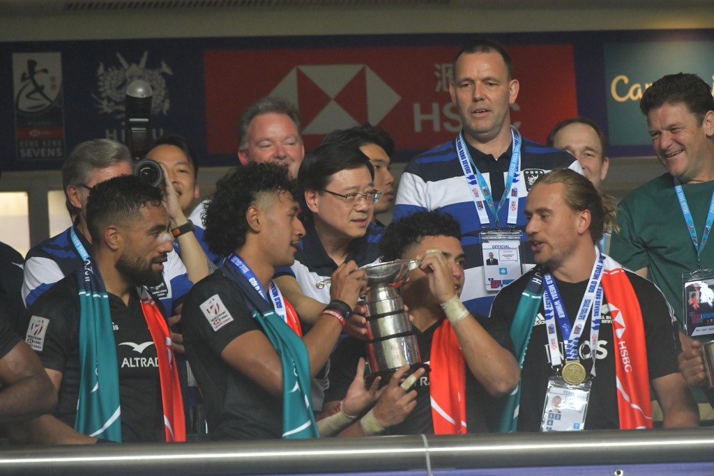 纽西兰(黑衫)包办香港国际七人榄球赛男女子组冠军，行政长官李家超亦现身担任颁奖嘉宾。陈极彰摄