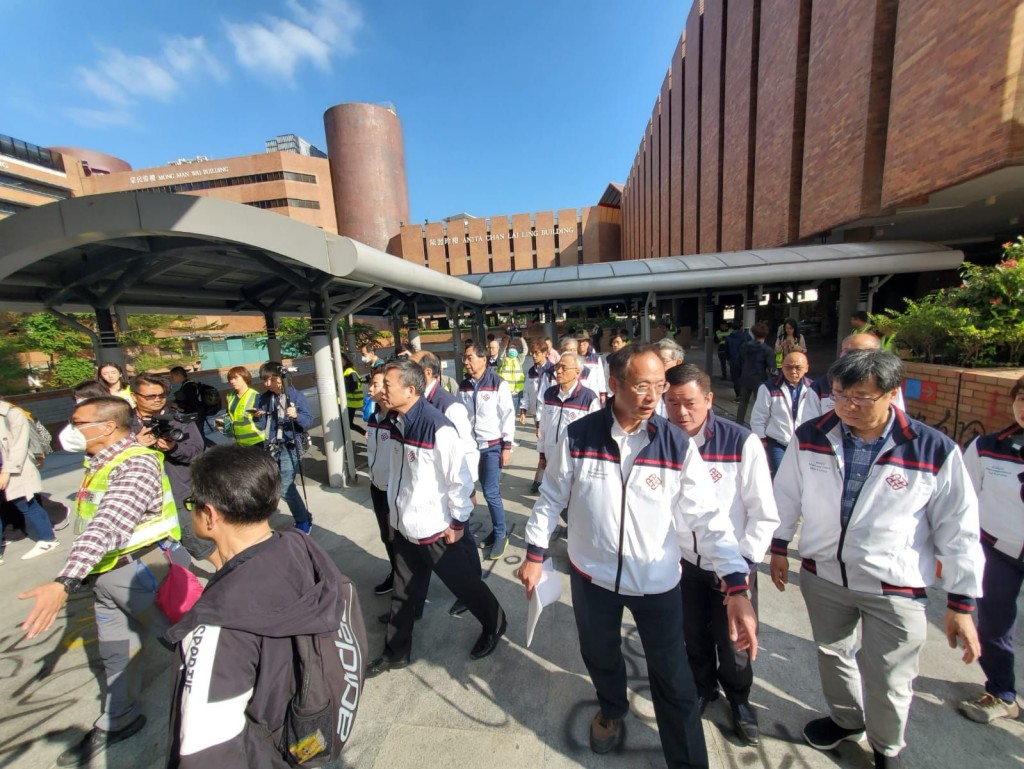高層下午起在校園內視察