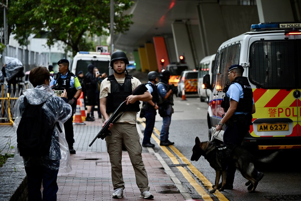 警員持搶上陣。蘇正謙攝