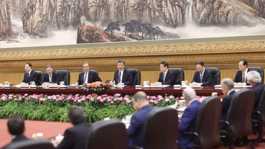 国家主席习近平在北京人民大会堂集体会见美国工商界和战略学术界代表。（中新社）