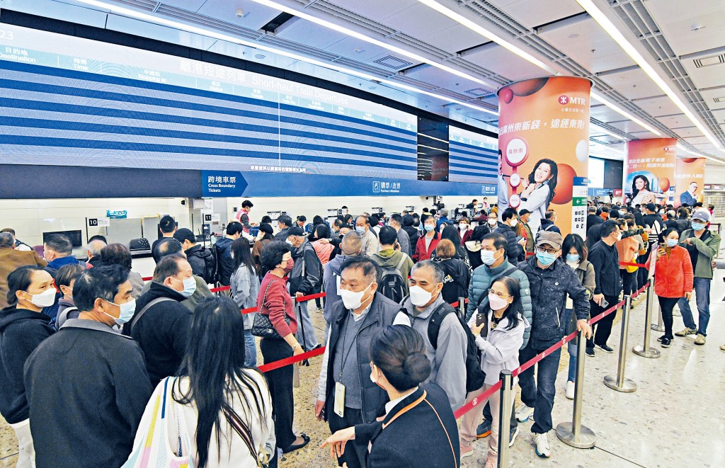 廣深港高鐵香港段周日復運,大批市民趕到西九龍站購買車票。