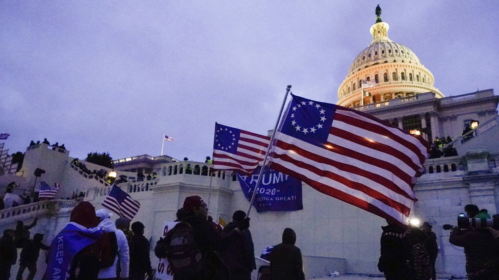 2021年1月6日，騷亂者在華盛頓美國國會大廈西側聚集。 美聯社資料圖