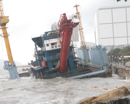 運沙船連同浮塢被颱風納沙吹斷錨，浮塢撞向杏花邨。資料圖片