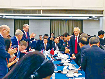 ■國務院副總理劉鶴(右)於中美貿易副部級談判期間現身會場，歡迎美方代表。