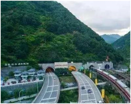 隧道處於雪山河谷地帶,施工最高海拔達4800多米。網上圖片