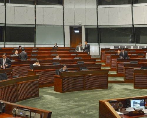 立法會會議暫停。