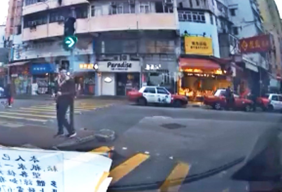 男子跑上過路處。網上圖片