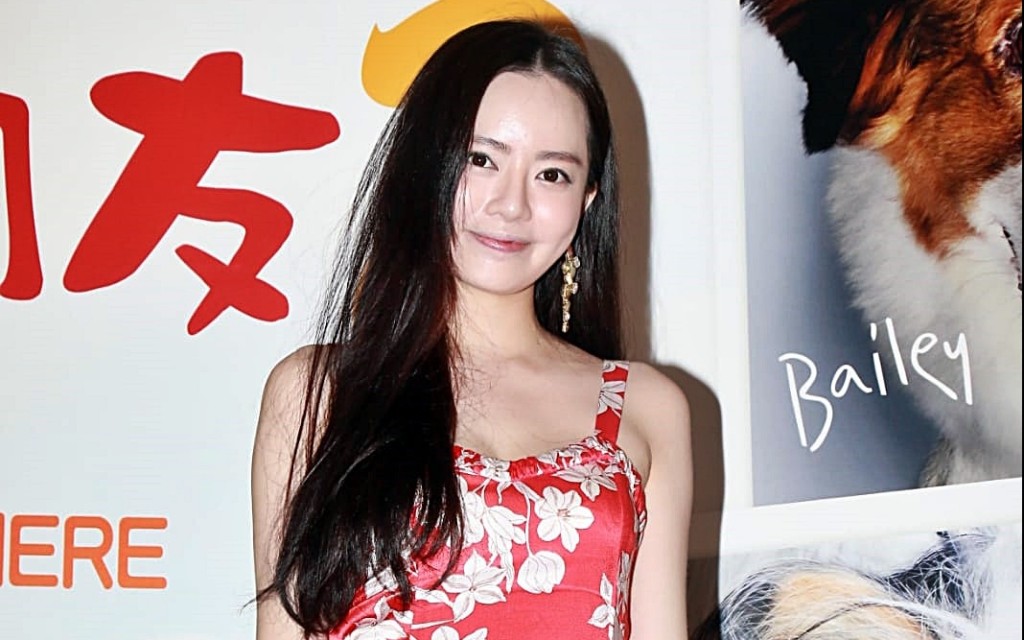 岑日珈家中饲养了8只狗同6只猫，认为照顾宠物不麻烦。