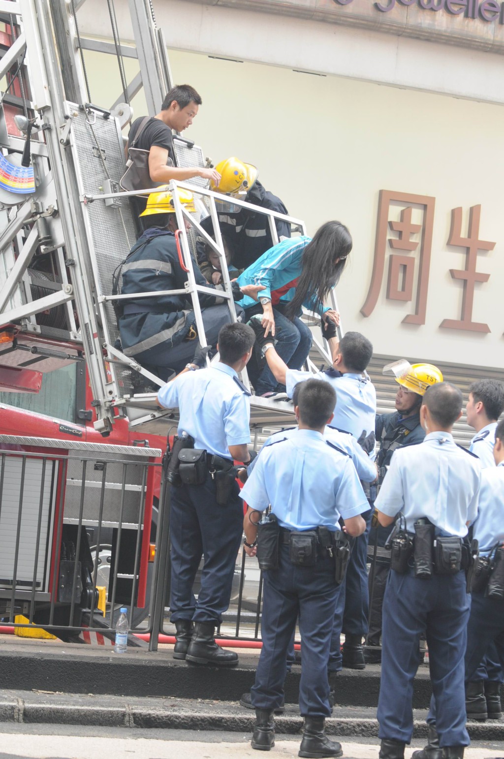 消防處利用雲梯救人。資料圖片