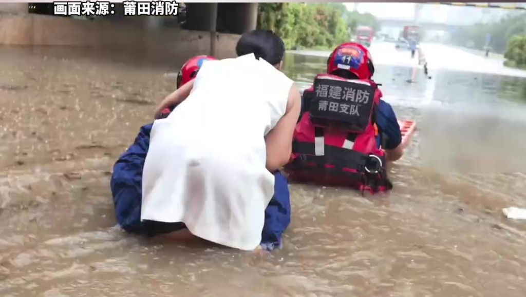 福建莆田暴雨，消防救人画面。