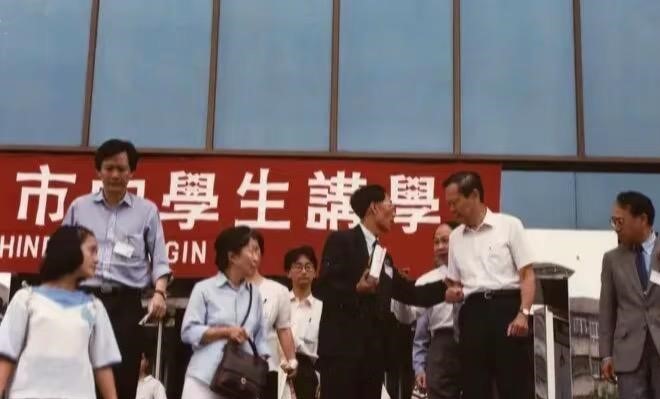 1995年,楊振寧(右二)邂逅翁帆(左一)。 1995年,楊振寧(右二)邂逅翁帆(左一)。