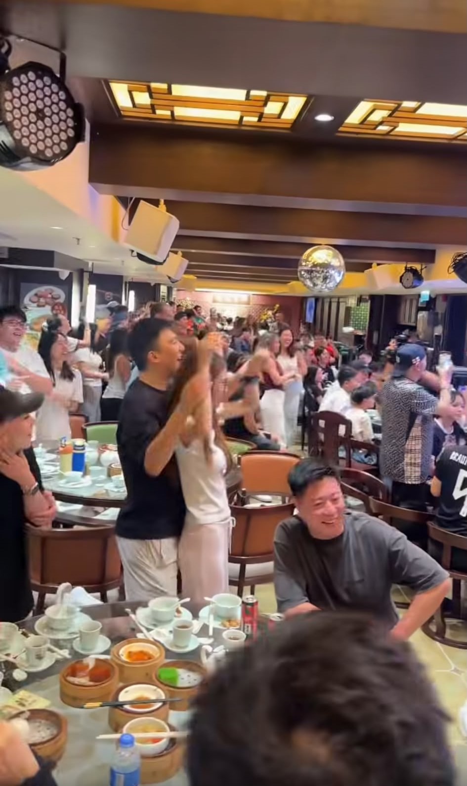 酒樓內部亦水泄不通,逼滿來觀賽的茶客,現場氣氛熱烈。lesterlaut@Threads 酒樓內部亦水泄不通,逼滿來觀賽的茶客,現場氣氛熱烈。lesterlaut@Threads