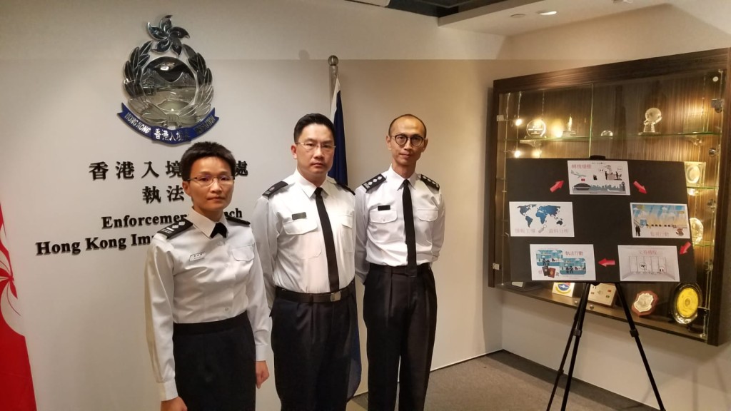 入境处发现有人以迂回方式,利用假护照,由本港偷渡到其他地方,行动中拘捕两名外籍男子。