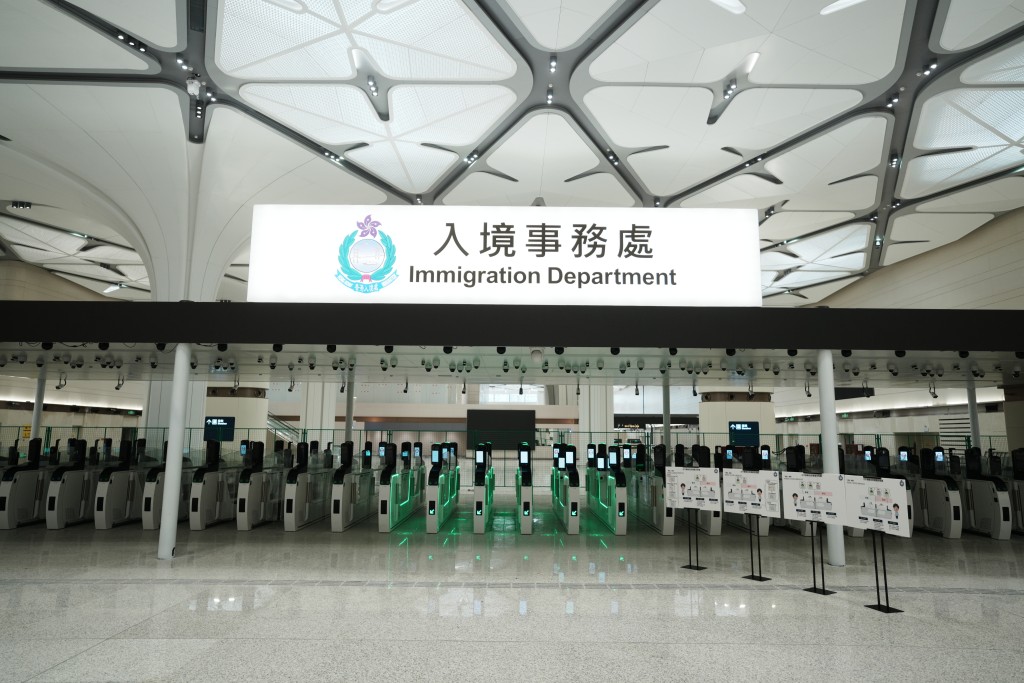 自由黨主席邵家輝指出,新口岸成功引進先進的通關做法,令現場視察的數十名議員深感振奮。 自由黨主席邵家輝指出,新口岸成功引進先進的通關做法,令現場視察的數十名議員深感振奮。
