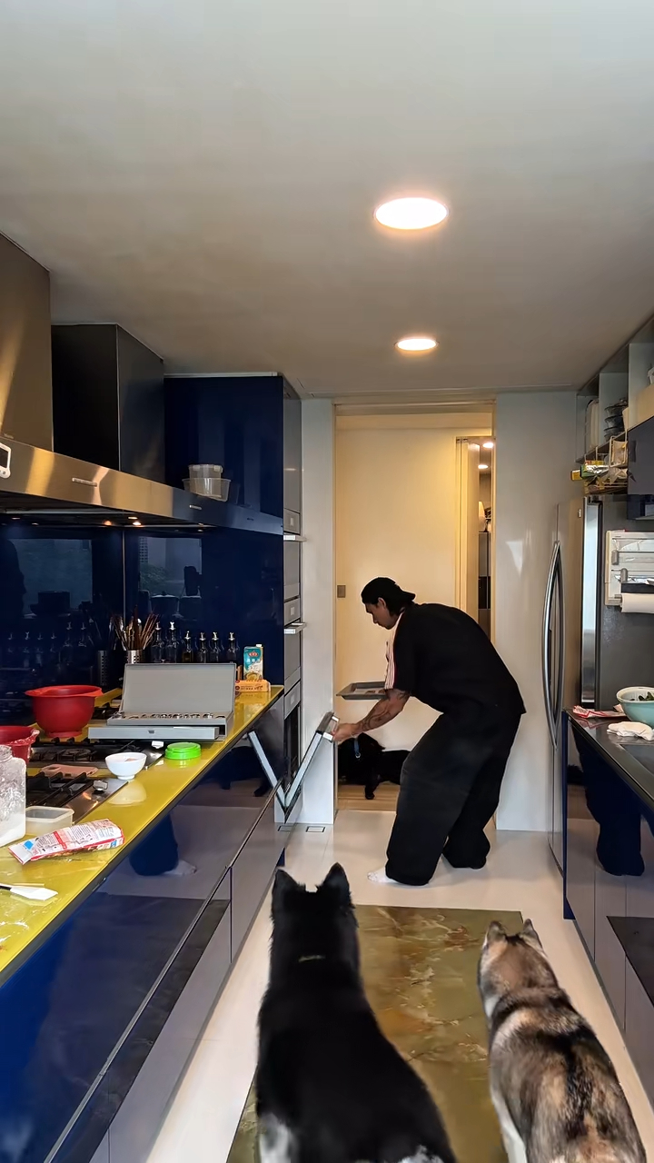 片中可見,廚房設備完善,而且空間感十足。 片中可見,廚房設備完善,而且空間感十足。
