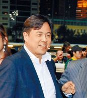 「唱高散貨」集團的主腦，疑為人稱「粉哥」的股壇大玩家葉志輝。