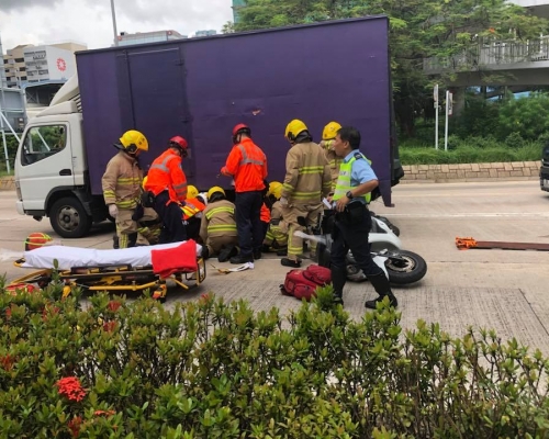 消防員將電單車司機救出。 香港交通突發報料區FB/網民Choi Chu圖