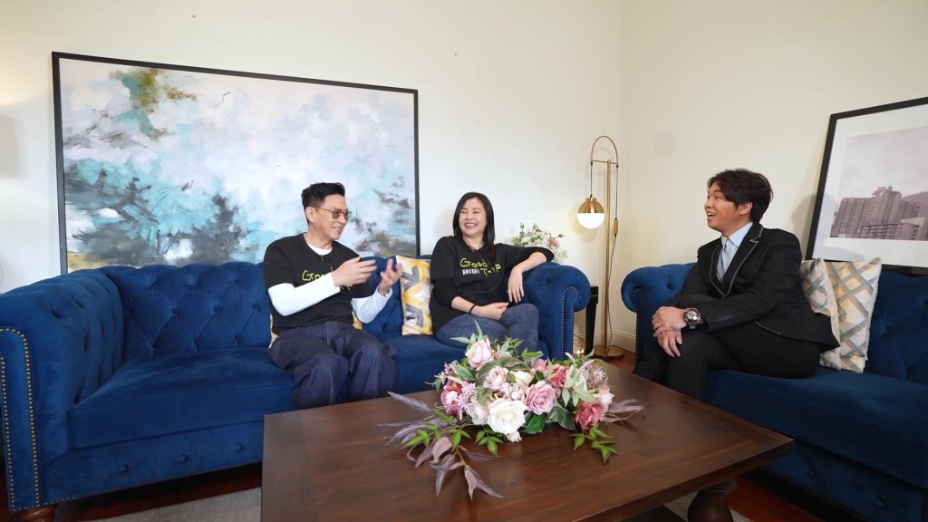 張家輝與蒙嘉慧作客接受主持王鎮泉訪問，三人言談甚歡，現場笑聲不斷。
