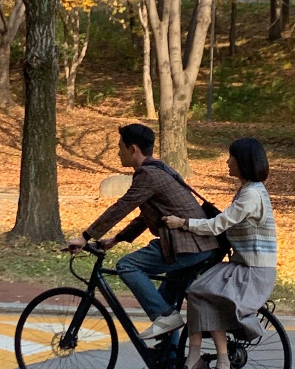 D.O.踩單車載住元真兒。