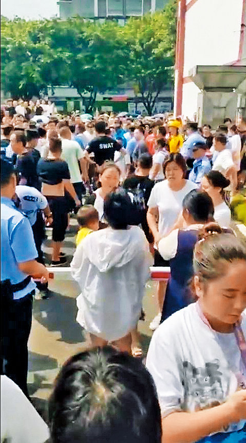 民眾上街示威，要求嚴懲施暴者。