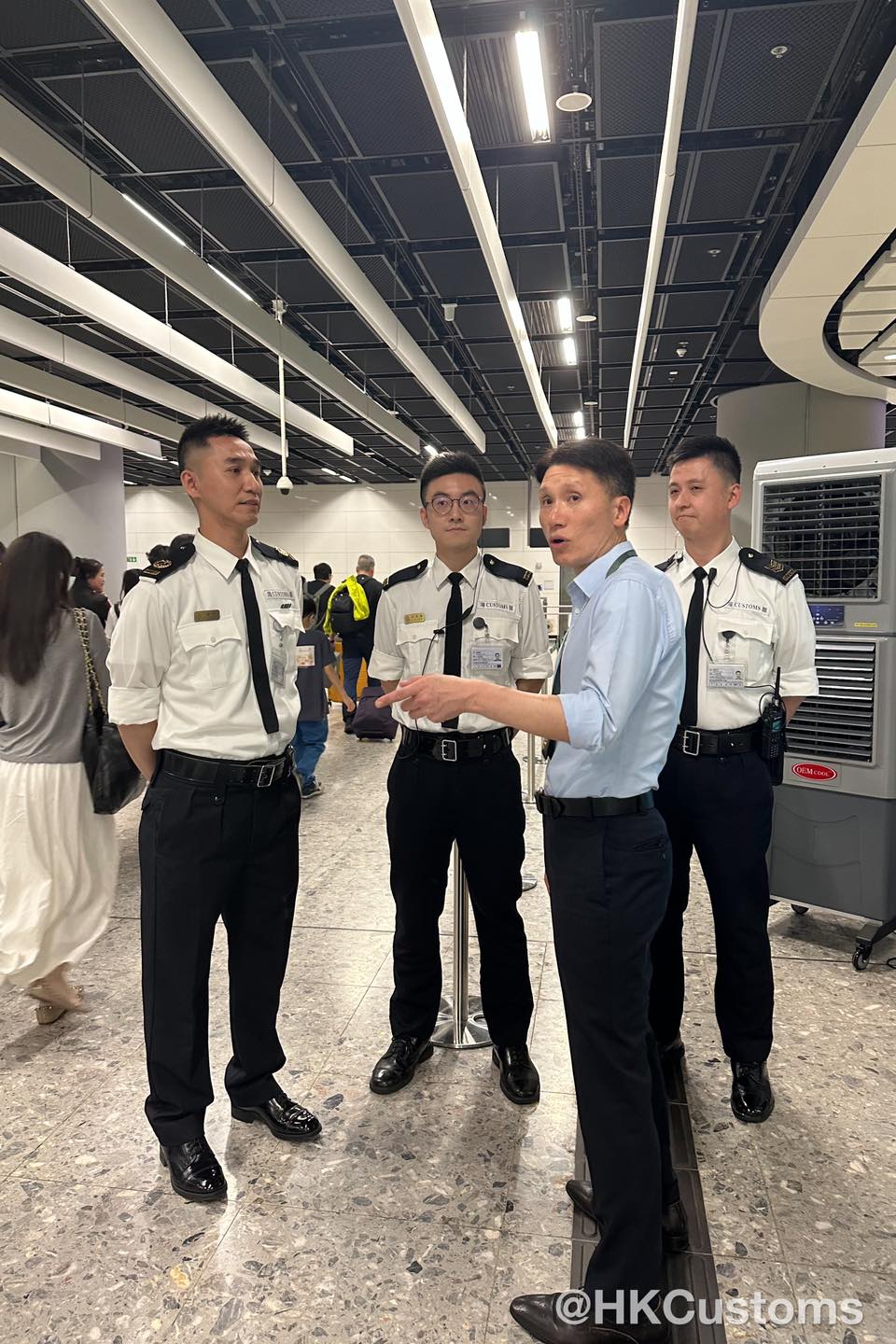 胡偉軍今日到高鐵西九龍站，與口岸指揮官們一同視察西九龍站的通關情況。海關fb