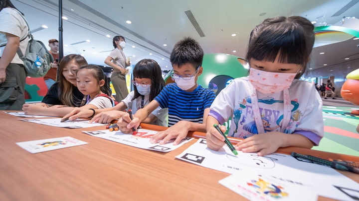 馬會在書展的展覽攤位以「每個問題 啟發創意」為題，設4大精彩互動遊戲。馬會圖片