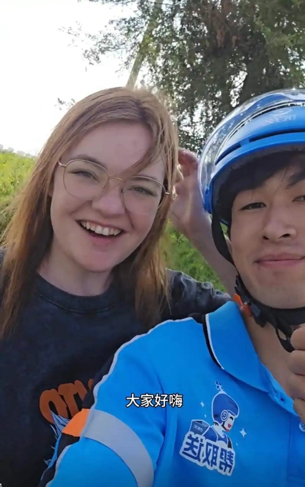 外賣騎手劉浩邂逅美籍女教師,僅戀愛5個月就閃婚。 外賣騎手劉浩邂逅美籍女教師,僅戀愛5個月就閃婚。