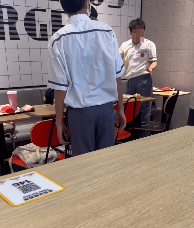 男學生被大叔教訓後一臉愕然。fb：中港改車斗陰影片關注組