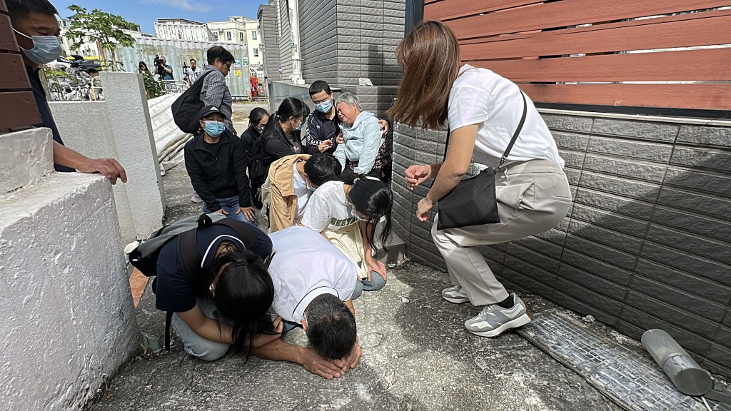 現場路祭一片愁雲慘霧。劉漢權攝 現場路祭一片愁雲慘霧。劉漢權攝