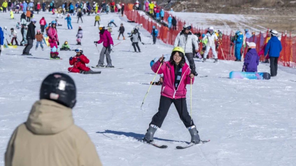 广东游客在北京市万科石京龙滑雪场体验滑雪乐。中新社