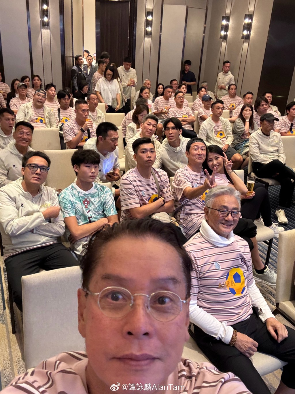 譚詠麟與明星足球隊一起睇世界盃賽事。 譚詠麟與明星足球隊一起睇世界盃賽事。