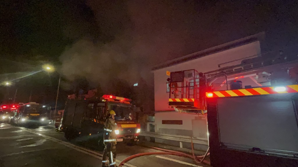 現場煙霧瀰漫。曾志恒攝