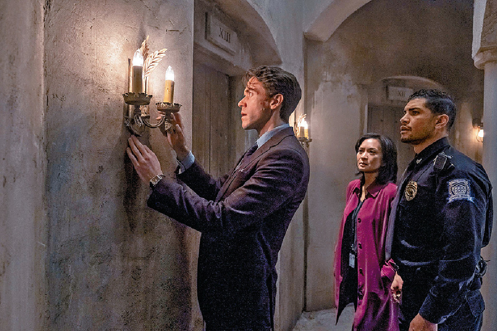 解構符號 ■蘭頓教授被迫與中情局Inoue Sato (Sumalee Montano飾) 合作解構各種宗教符碼，追尋真相！