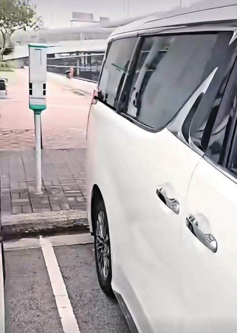 道路日常中，找咪錶位令人最火滾，當你見到有咪錶位不能泊進去，就更加令人火滾。
