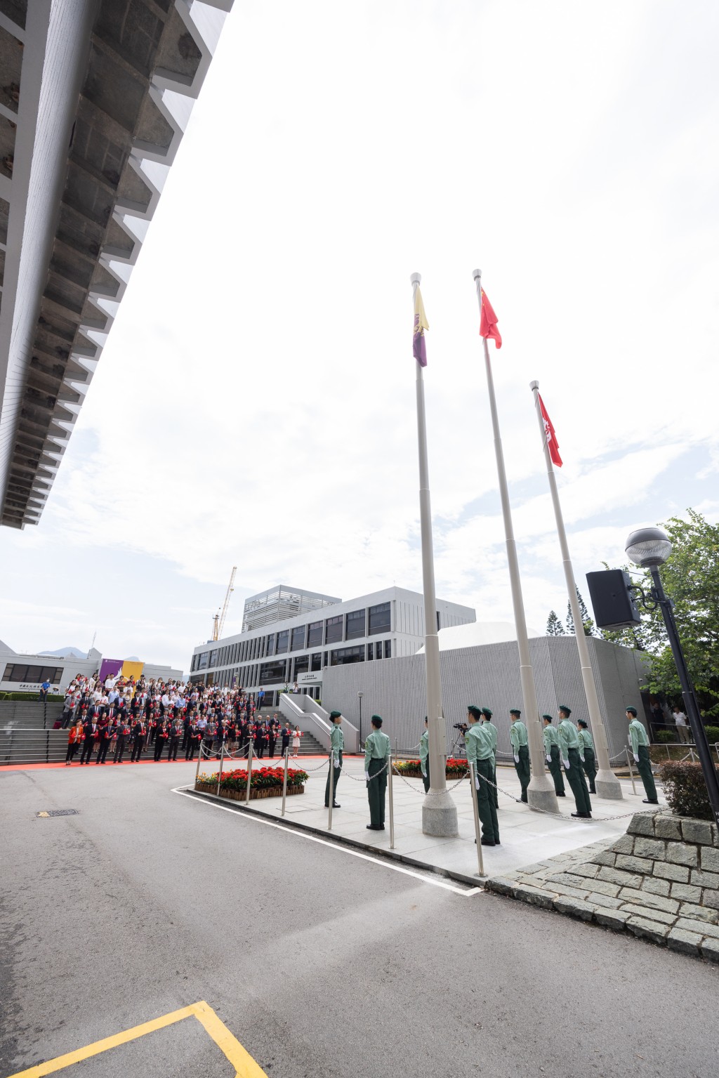 中文大学于校园内举行升旗仪式，庆祝中华人民共和国成立74周年。