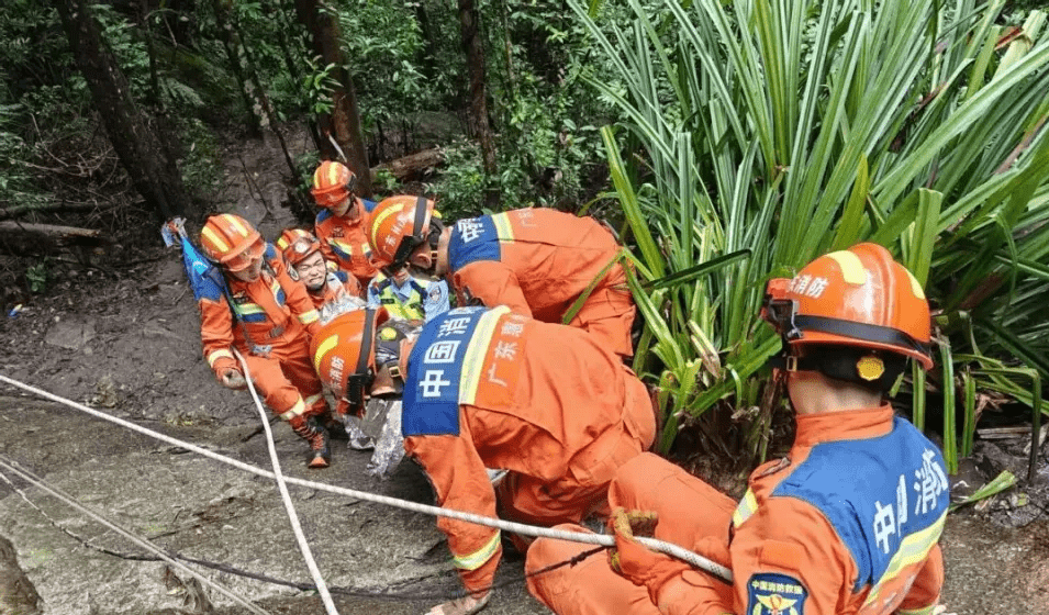 惠州消防冒雨爬山救援，歷時近4小時艱難轉運傷者。
