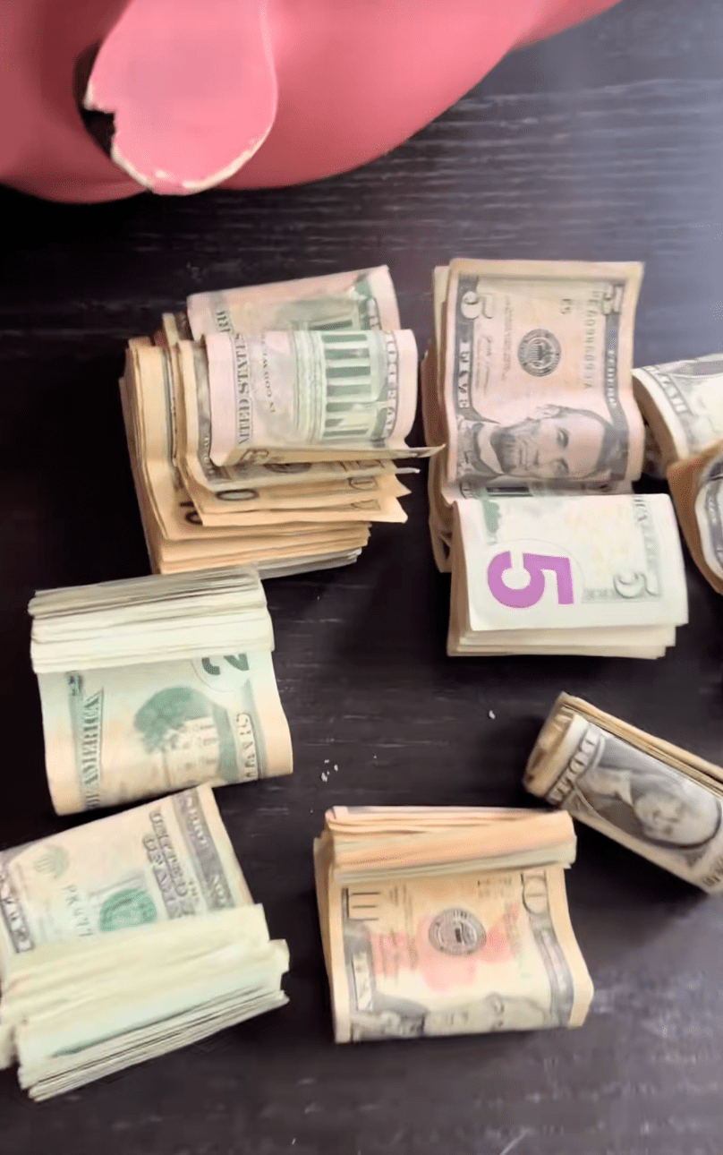 影片中可見,錢罌底部的塞子從未被打開,她好奇拉開後,先後扯出多個綁好的小膠袋,最終竟取出一疊以髮圈捆紮的紙幣。TikTok@miles8katrina 影片中可見,錢罌底部的塞子從未被打開,她好奇拉開後,先後扯出多個綁好的小膠袋,最終竟取出一疊以髮圈捆紮的紙幣。TikTok@miles8katrina