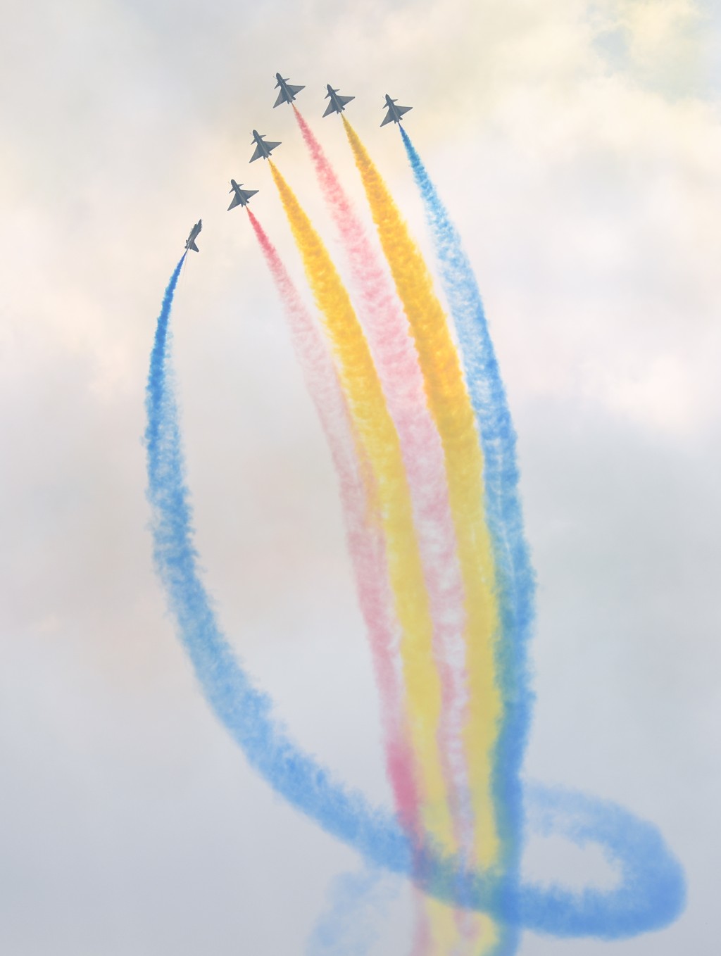 11月11日，空军八一飞行表演队和空军航空大学「红鹰」飞行表演队展翅珠海，以独特的方式庆祝中国人民解放军空军成立75周年。 新华社