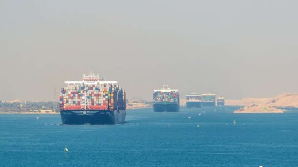 一艘掛有中國香港旗幟的貨船在蘇伊士運河擱淺，事後脫險。(微博)