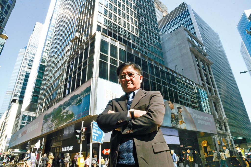 關焯照直言銀行股也是「必買」，因滙控及渣打這些國際銀行股近來「強者越強」。