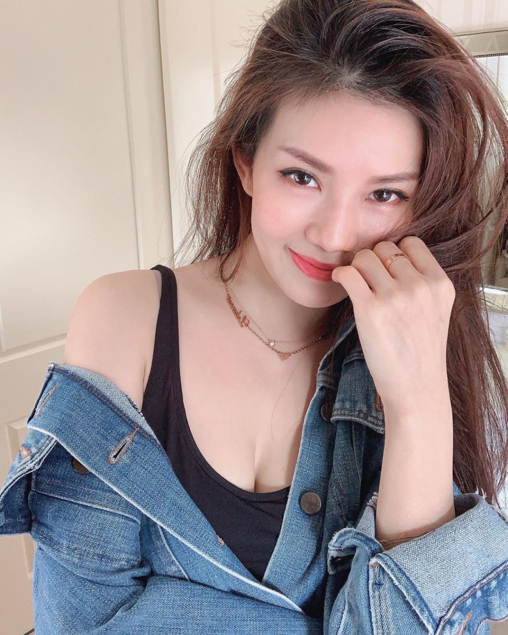 美妮穿黑色低胸小背心騷深長事業線。